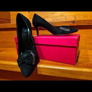 Vaneli, black suede pump with black/grey bow, 8N
